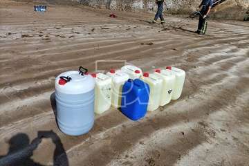 Una lancha neumática con varios jóvenes inmigrantes arriba a la playa de Ojos de Garza/TA.